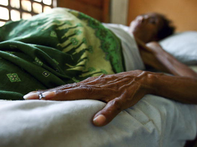 An HIV/AIDS patient lies in bed at the Bairo Pite clinic for comprehensive community health service in Dili, Timor-Leste. Photo: © UN Photo/Martine Perret