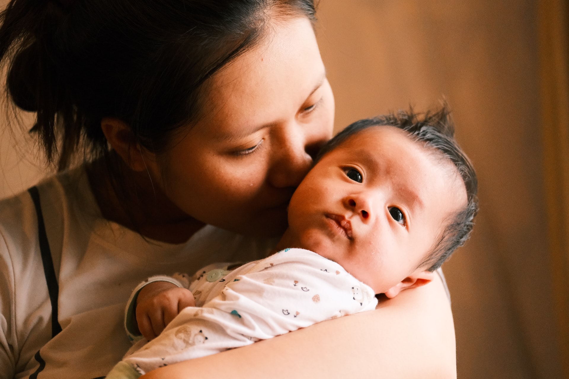 Mother and a baby. Photo: Huanshi / Unsplash
