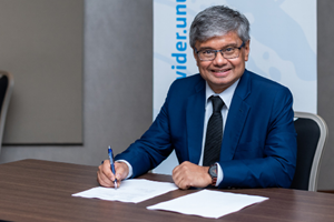Kunal Sen signing the agreement with Norad on DRM programme November 2019. Photo: Mbuto Machili / UNU-WIDER