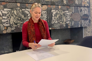 Tale Kvalvaag from Norad signing the agreement with UNU-WIDER on DRM programme November 2019. Photo: Norad