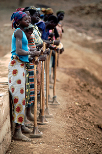 Many women in Burkina Faso are working hard to stop the encroaching desert. During the dry seasons for example, they prepare the ground pounding it and terracing it to control erosion and to catch the water when the rains finally come. Then they have good