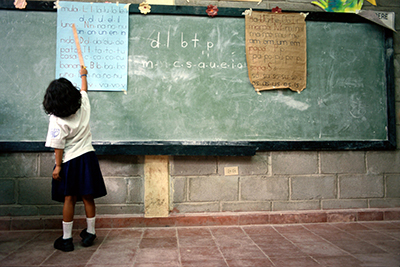 Girl in a classroom. © Alfredo Srur / World Bank